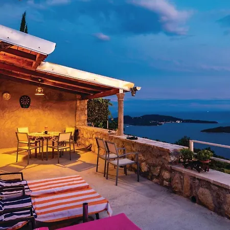 Holiday home Two-bedroom Holiday In Dubravica *