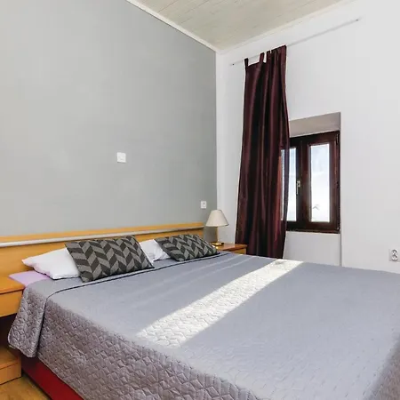 Two-bedroom Holiday In Dubravica *