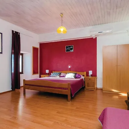 Two-bedroom Holiday In Dubravica