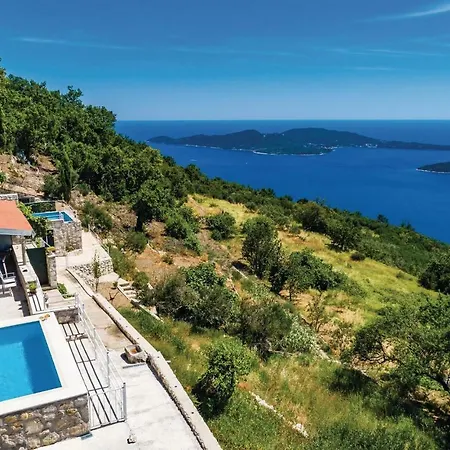 Holiday home Two-bedroom Holiday In Dubravica *