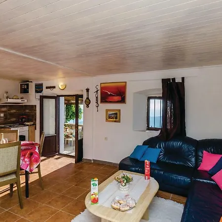 Two-bedroom Holiday In Dubravica